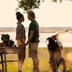 Madison Bailey y Rudy Pankow en Capítulo 4 titulado 'El diario' de 'Outer Banks'