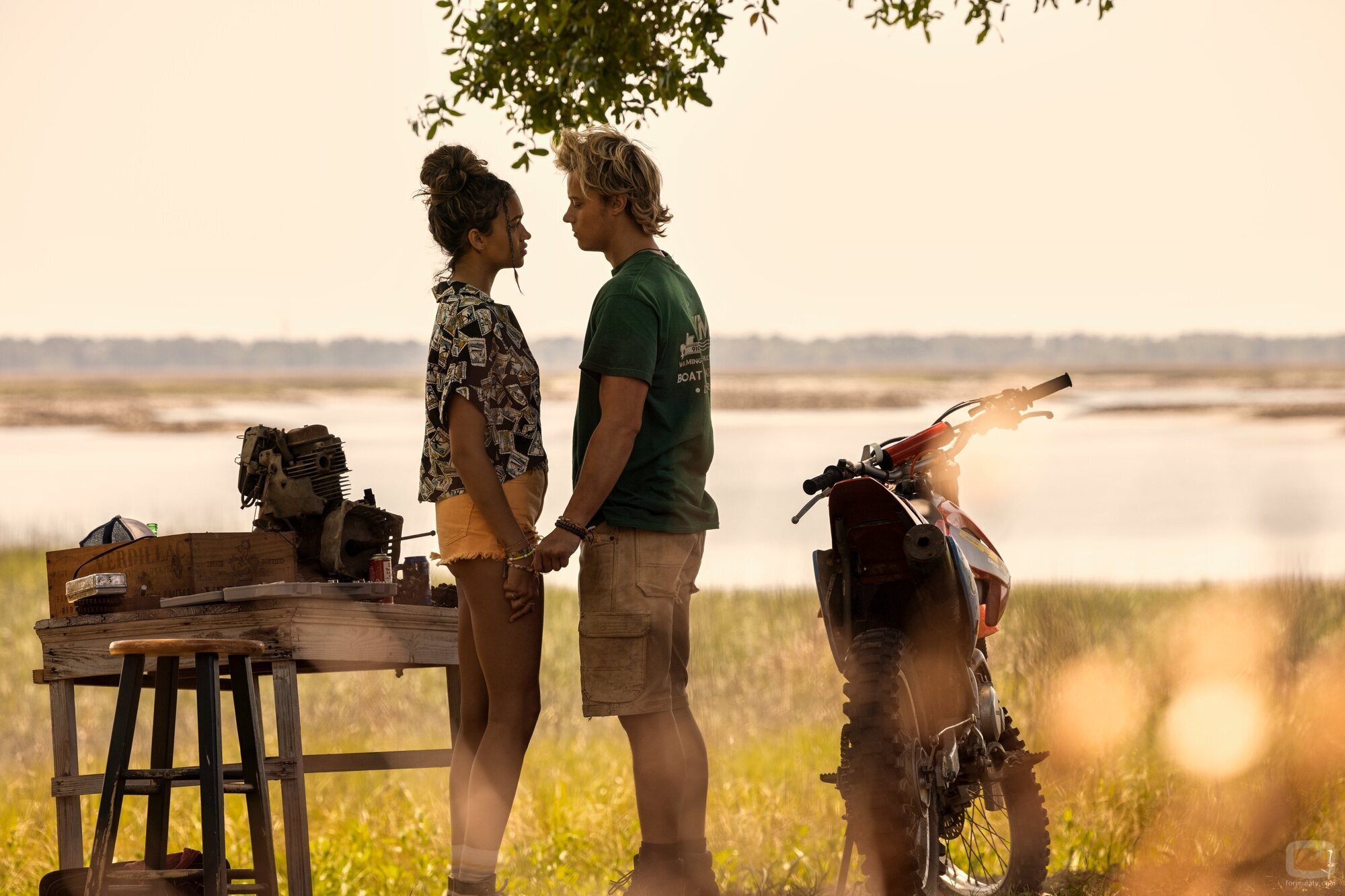 Madison Bailey y Rudy Pankow en Capítulo 4 titulado 'El diario' de 'Outer Banks'