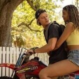 Madison Bailey y Rudy Pankow en el 3x05 de 'Outer Banks'