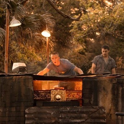 Drew Starkey y Nicholas Cirillo en el 3x05 de 'Outer Banks'