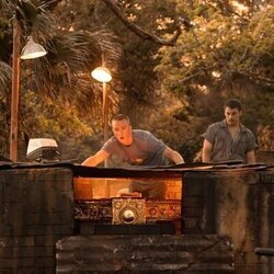 Drew Starkey y Nicholas Cirillo en el 3x05 de 'Outer Banks'