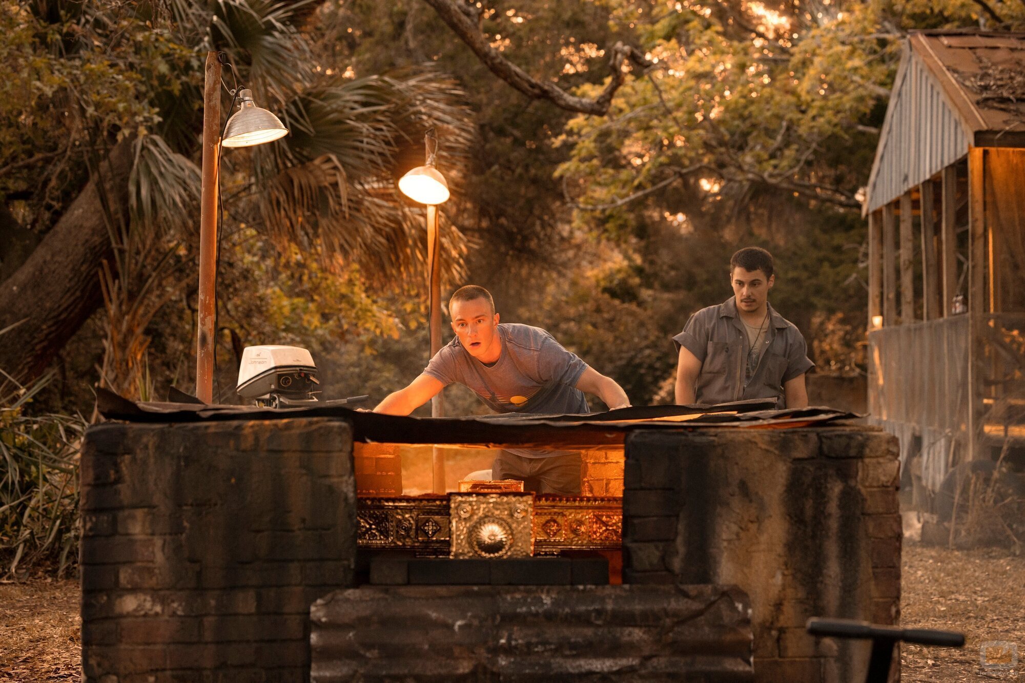 Drew Starkey y Nicholas Cirillo en el 3x05 de 'Outer Banks'