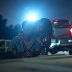 J.D. y Carlacia Grant en 3x05 'Robos' de 'Outer Banks'