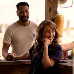 Marland Burke y Samantha Soule en la temporada 3 y el capítulo 05 de 'Outer Banks'