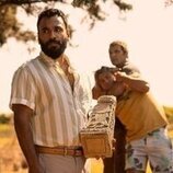 Andy McQueen y Chase Stokes en 'El bosque sombrío' de 'Outer Banks'