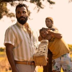 Andy McQueen y Chase Stokes en 'El bosque sombrío' de 'Outer Banks'