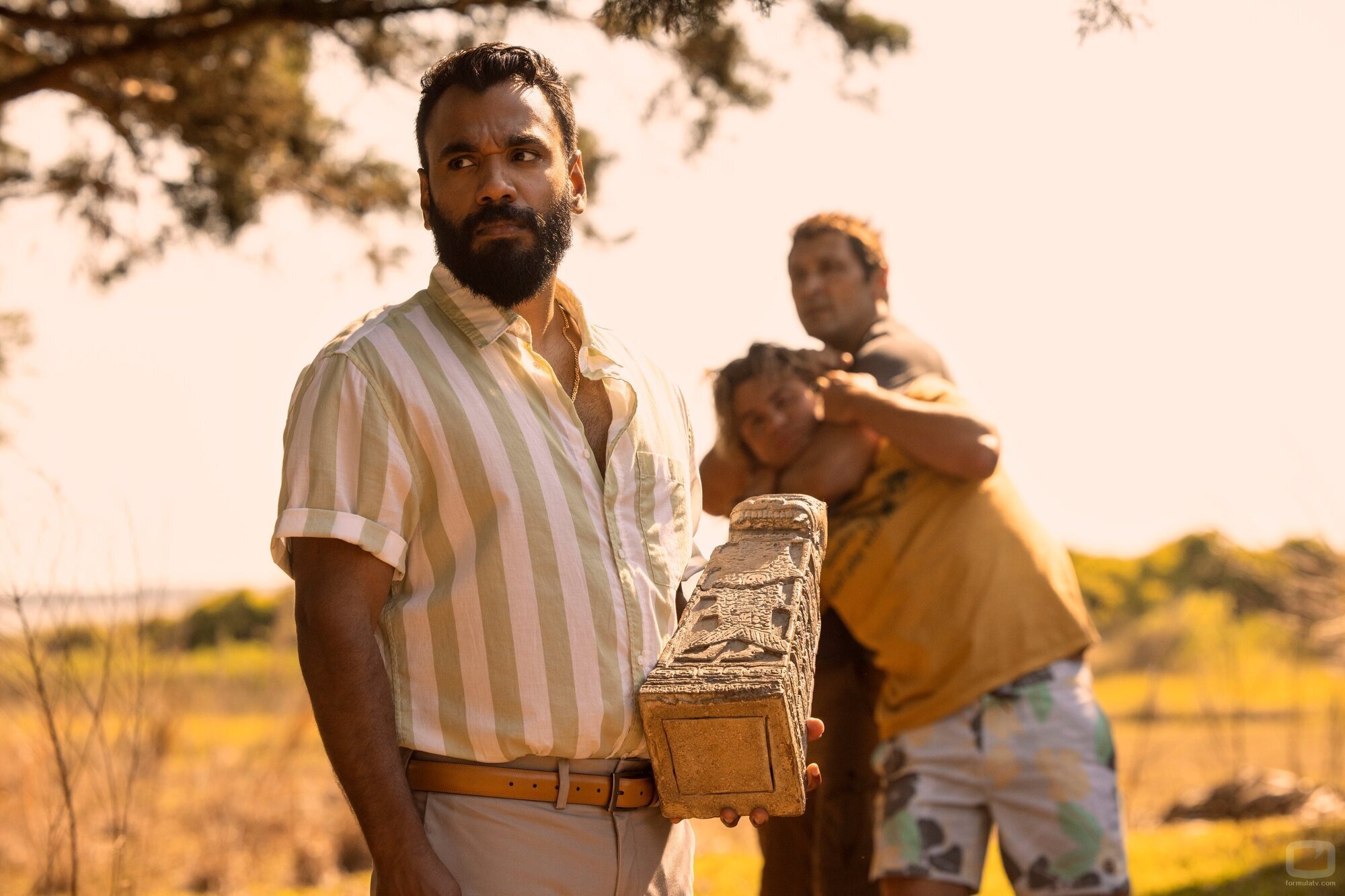 Andy McQueen y Chase Stokes en 'El bosque sombrío' de 'Outer Banks'