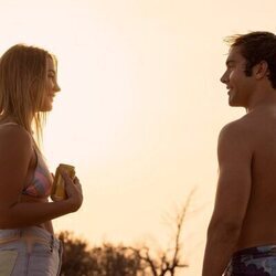 Madelyn Cline y Austin North en 3x06 titulado 'El bosque sombrío' de 'Outer Banks'