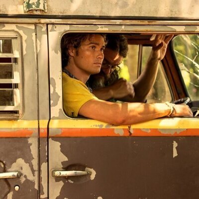 Charles Halford y Chase Stokes en 3x06 titulado 'El bosque sombrío' de 'Outer Banks'