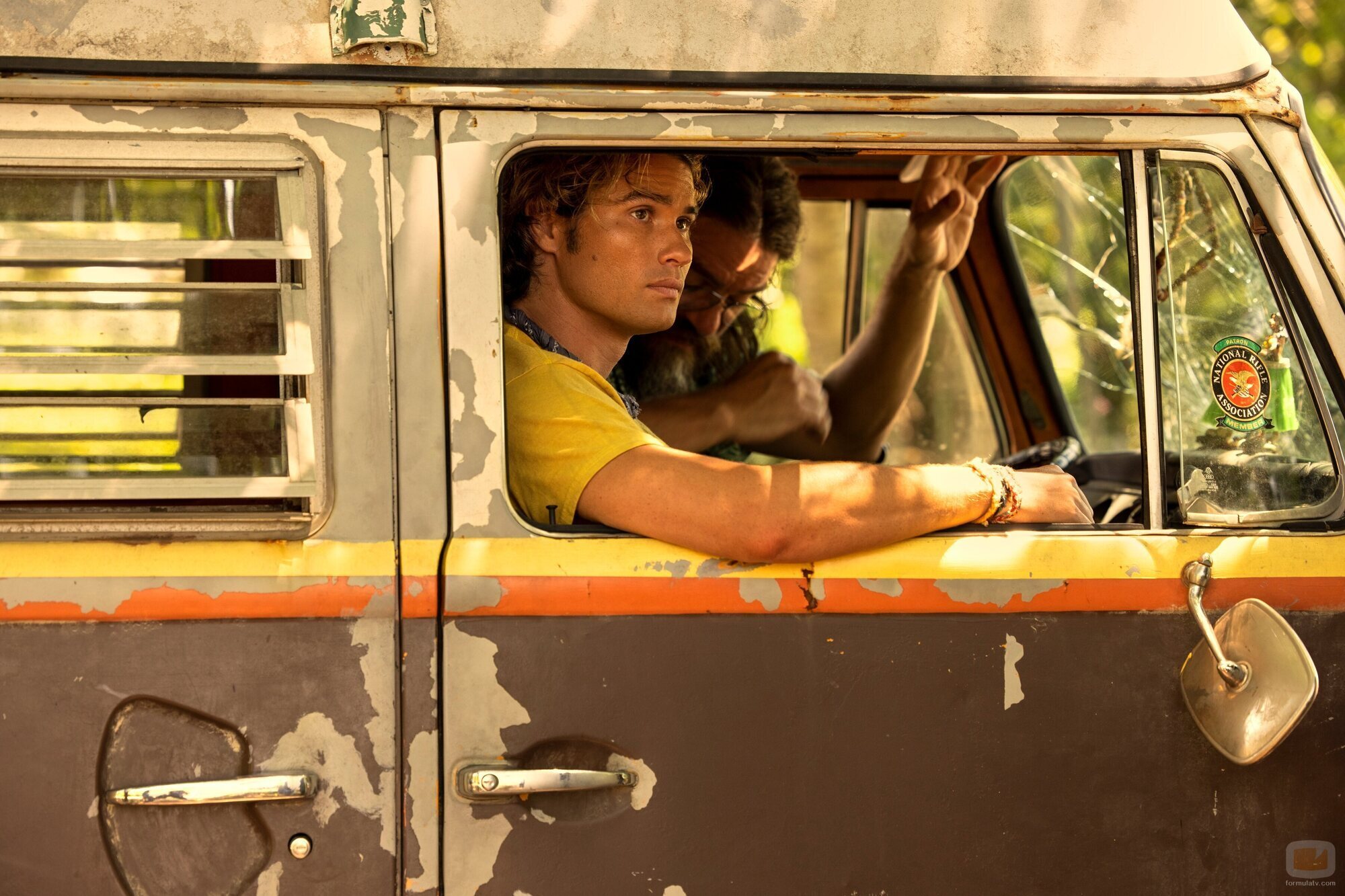 Charles Halford y Chase Stokes en 3x06 titulado 'El bosque sombrío' de 'Outer Banks'