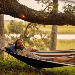 Charles Halford en el 3x06 de 'Outer Banks'