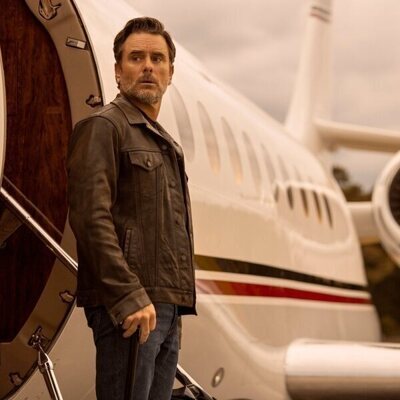 Charles Esten en 3x06 titulado 'El bosque sombrío' de 'Outer Banks'