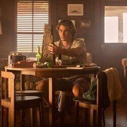 Chase Stokes en Capítulo 6 titulado 'El bosque sombrío' de 'Outer Banks'