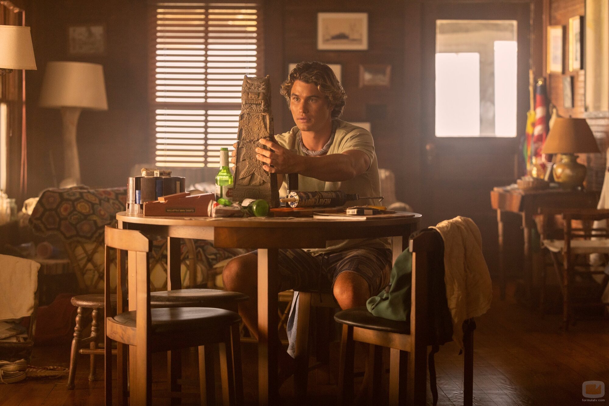 Chase Stokes en Capítulo 6 titulado 'El bosque sombrío' de 'Outer Banks'