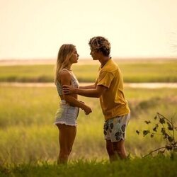 Chase Stokes y Madelyn Cline en 'El bosque sombrío' de 'Outer Banks'