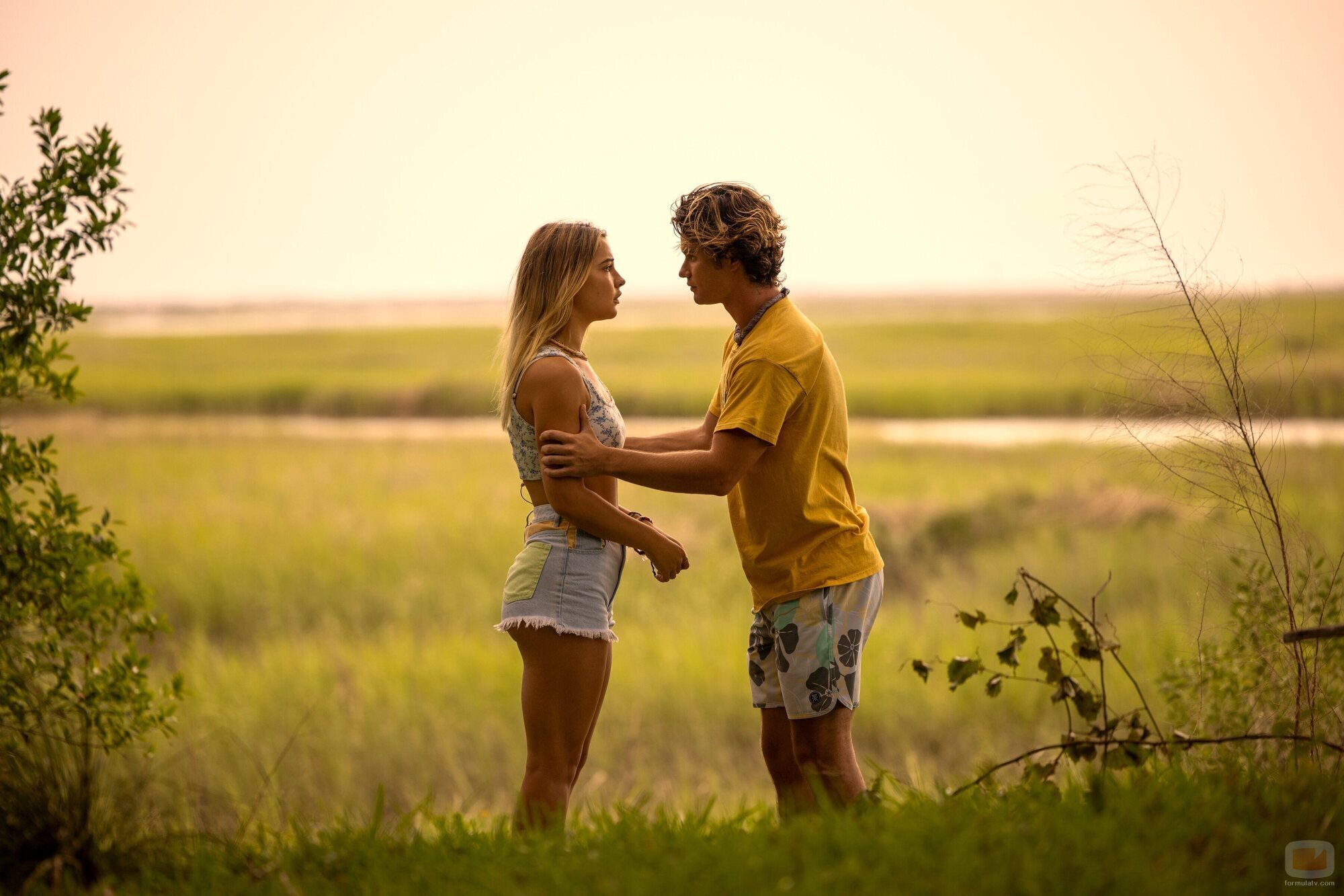 Chase Stokes y Madelyn Cline en 'El bosque sombrío' de 'Outer Banks'
