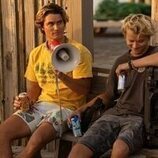 Chase Stokes y Rudy Pankow en el 3x07 de 'Outer Banks'