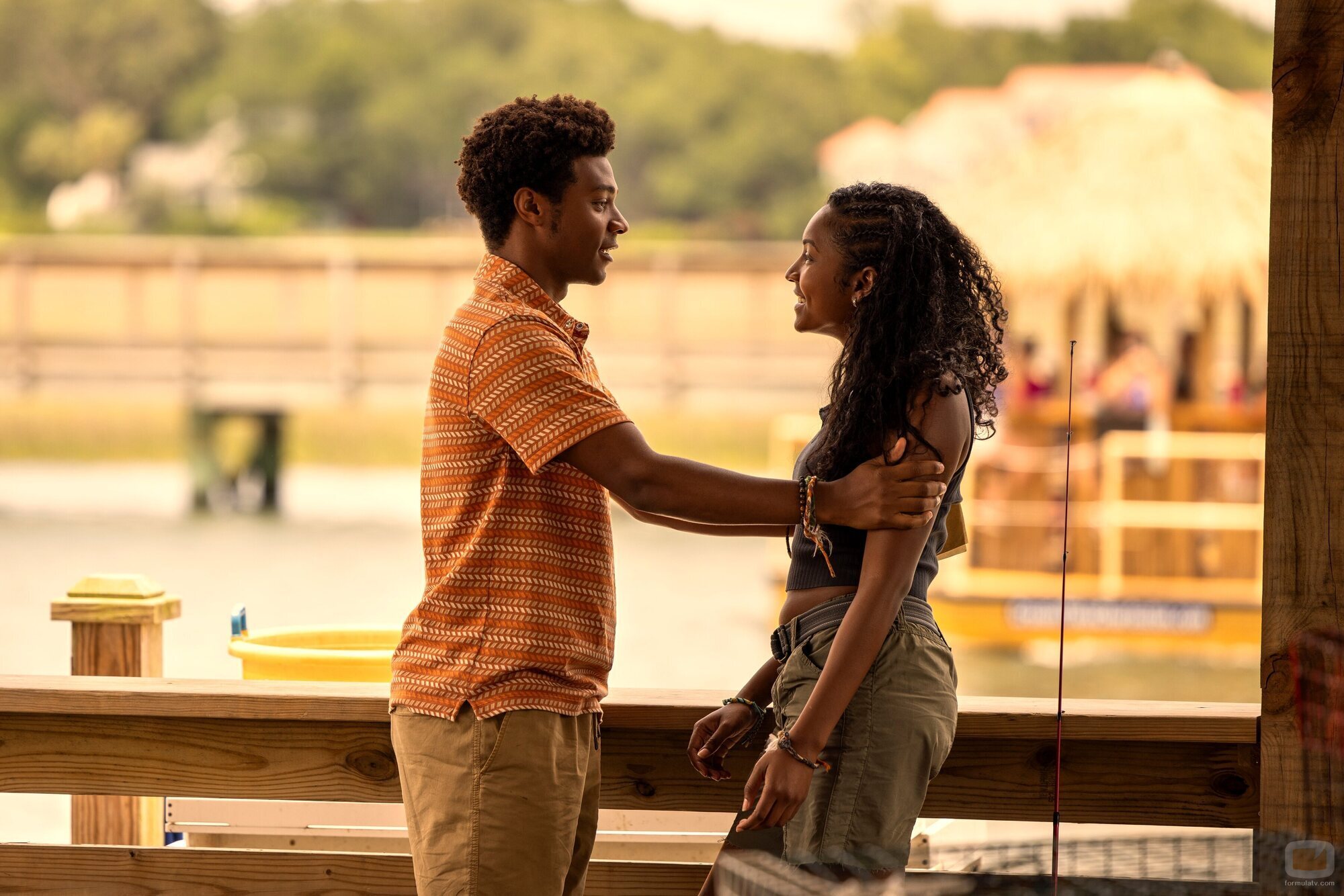 J.D. y Carlacia Grant en el 3x07 de 'Outer Banks'
