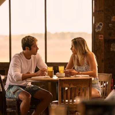 Madelyn Cline y Austin North en 3x07 'Feliz aniversario' de 'Outer Banks'