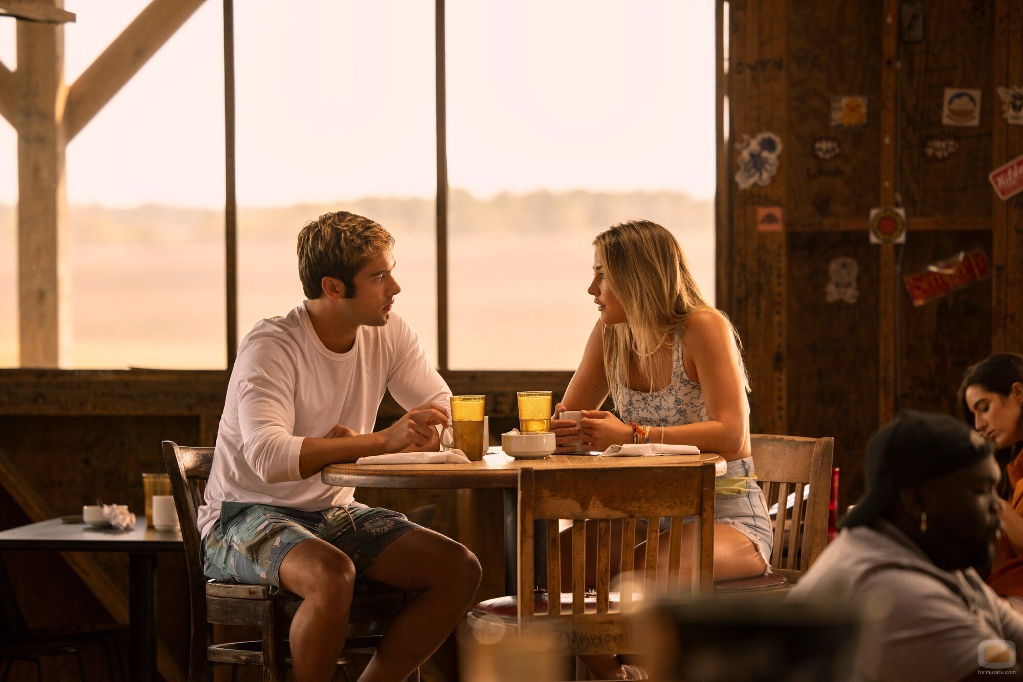 Madelyn Cline y Austin North en 3x07 'Feliz aniversario' de 'Outer Banks'