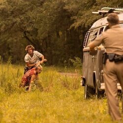 Chase Stokes y Rudy Pankow en la temporada 3 y el capítulo 08 de 'Outer Banks'