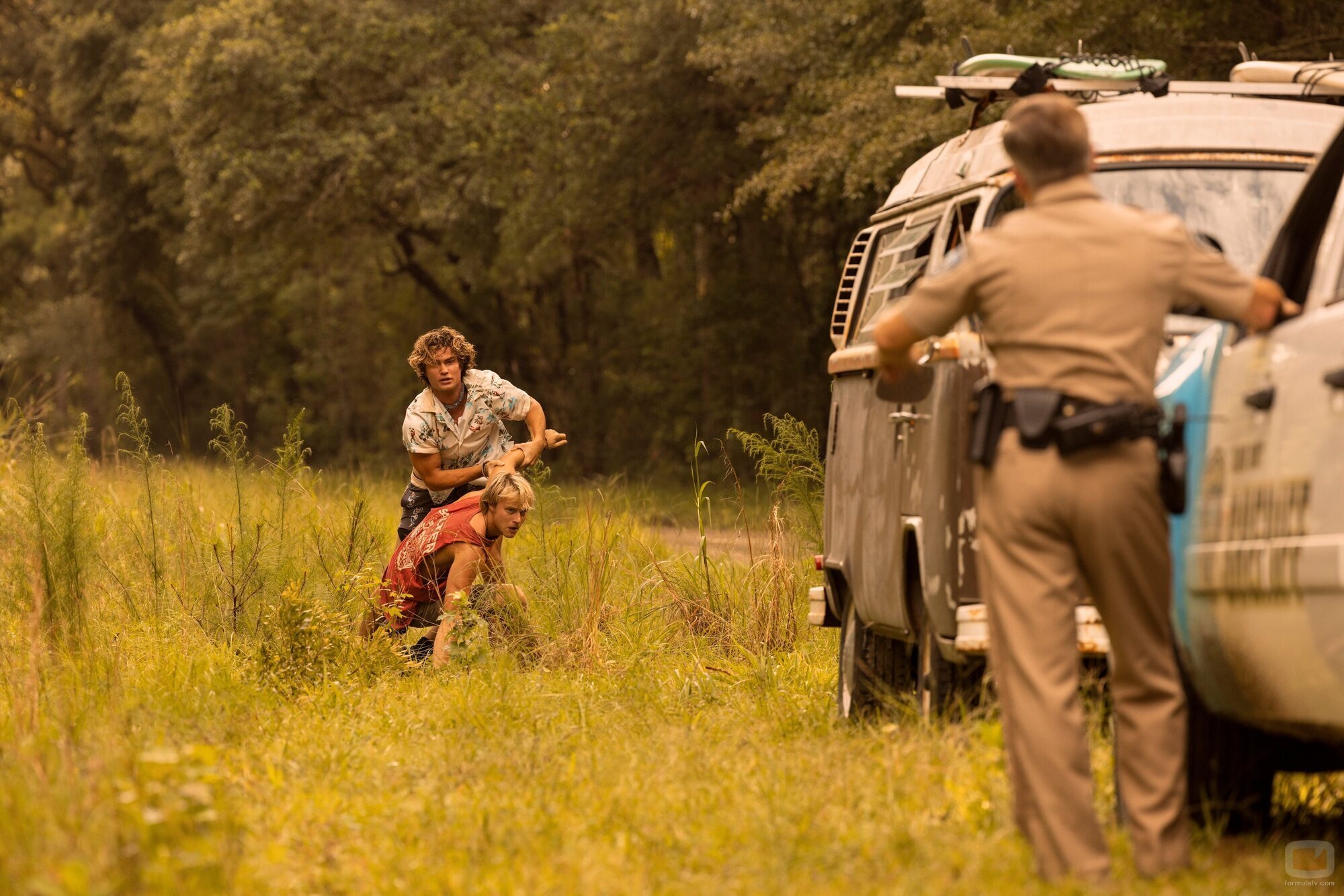 Chase Stokes y Rudy Pankow en la temporada 3 y el capítulo 08 de 'Outer Banks'