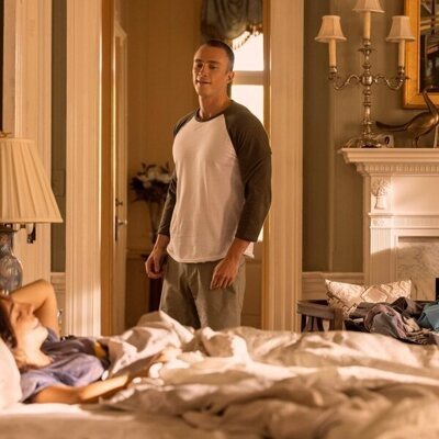 Fiona Palomo y Drew Starkey en 'Giro de timón' de 'Outer Banks'