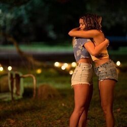 Madelyn Cline y Madison Bailey en la temporada 3 y el capítulo 08 de 'Outer Banks'