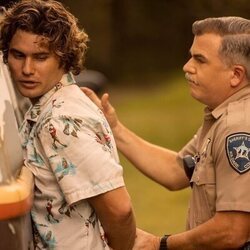 Chase Stokes y Cullen Moss en 3x08 titulado 'Giro de timón' de 'Outer Banks'