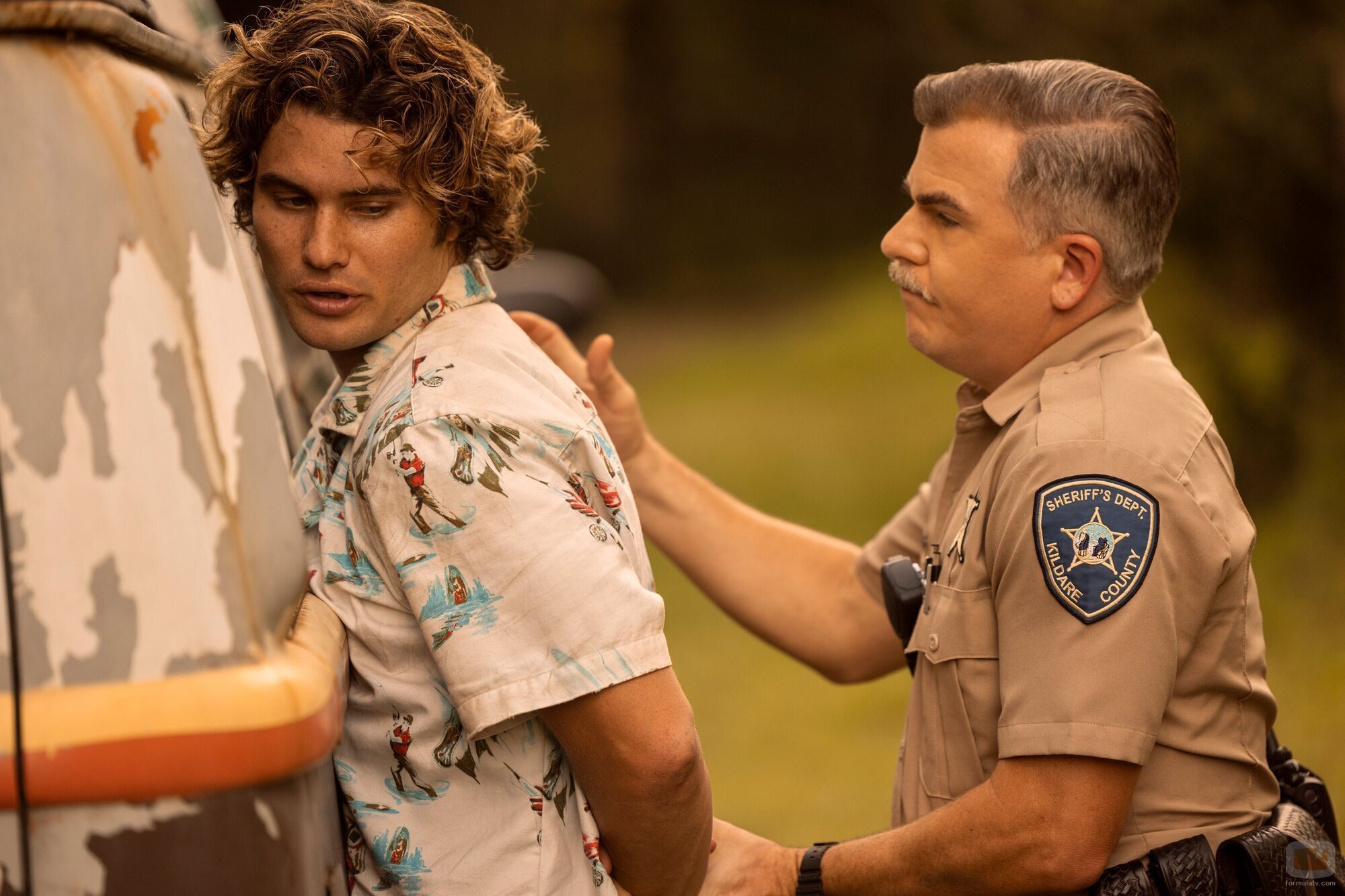 Chase Stokes y Cullen Moss en 3x08 titulado 'Giro de timón' de 'Outer Banks'