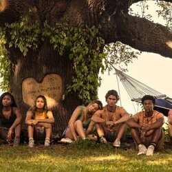 Imagen de 3x09 titulado 'Bienvenidos a Kitty Hawk' de 'Outer Banks'