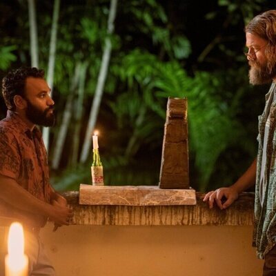 Charles Halford y Andy McQueen en el 3x09 de 'Outer Banks'