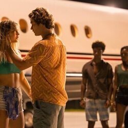 Chase Stokes y Madelyn Cline en 3x09 titulado 'Bienvenidos a Kitty Hawk' de 'Outer Banks'