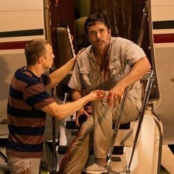 Charles Esten y Drew Starkey en 3x09 'Bienvenidos a Kitty Hawk' de 'Outer Banks'