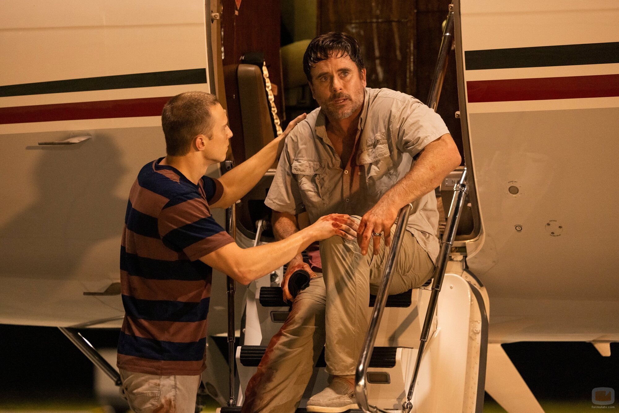 Charles Esten y Drew Starkey en 3x09 'Bienvenidos a Kitty Hawk' de 'Outer Banks'