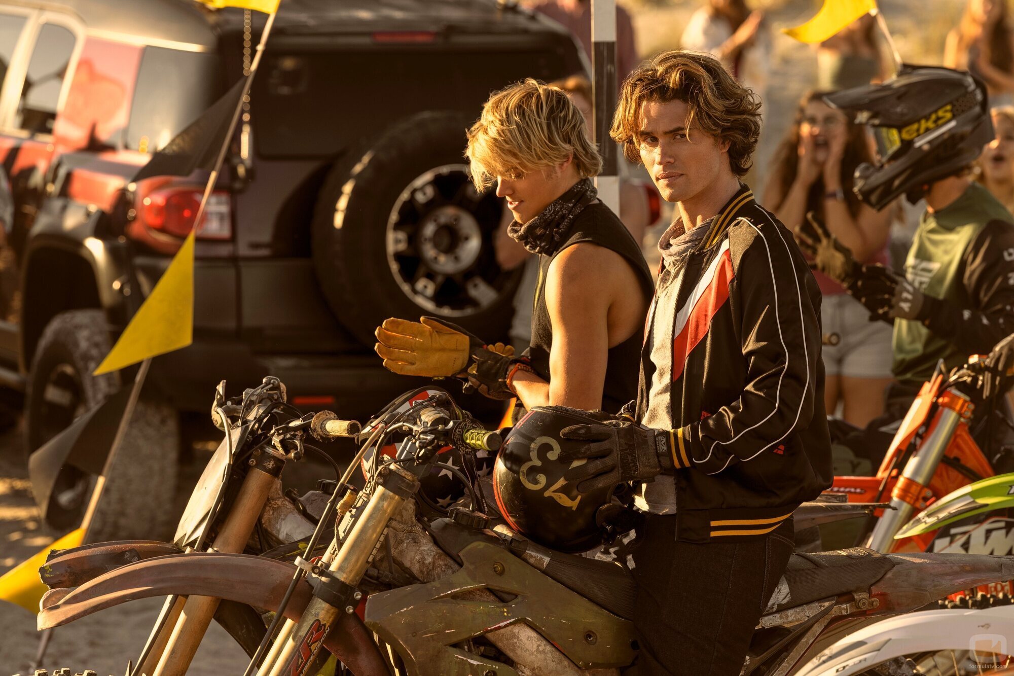 Chase Stokes y Rudy Pankow en 4x01 titulado 'El Enduro' de 'Outer Banks'
