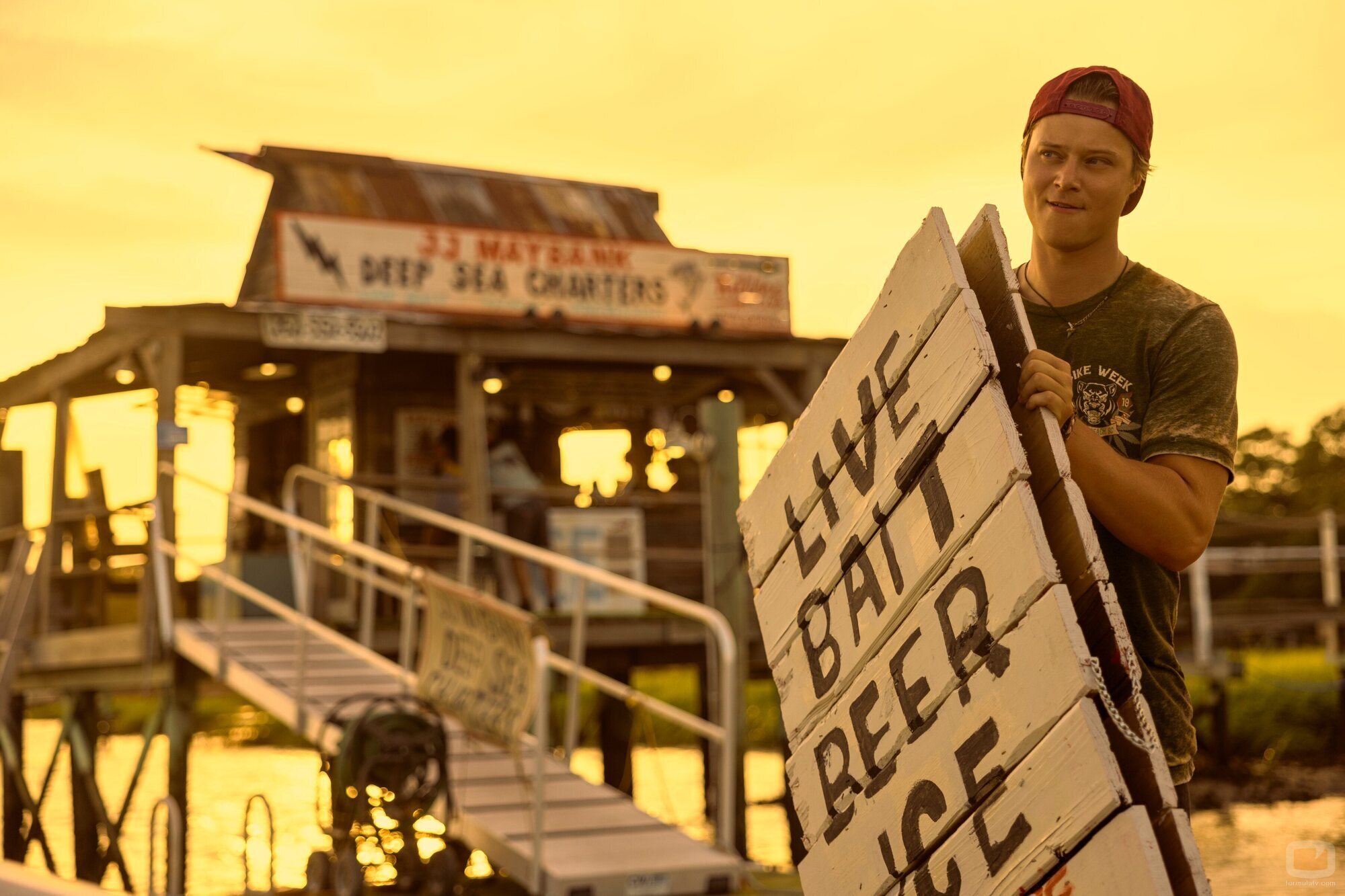 Rudy Pankow en 4x01 'El Enduro' de 'Outer Banks'