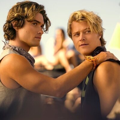 Chase Stokes y Rudy Pankow en 4x01 'El Enduro' de 'Outer Banks'