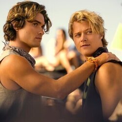 Chase Stokes y Rudy Pankow en 4x01 'El Enduro' de 'Outer Banks'