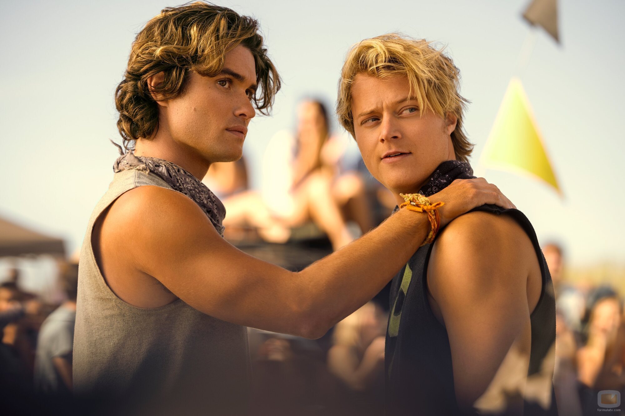 Chase Stokes y Rudy Pankow en 4x01 'El Enduro' de 'Outer Banks'
