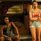 Madison Bailey y Carlacia Grant en la temporada 4 y el capítulo 01 de 'Outer Banks'