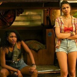 Madison Bailey y Carlacia Grant en la temporada 4 y el capítulo 01 de 'Outer Banks'