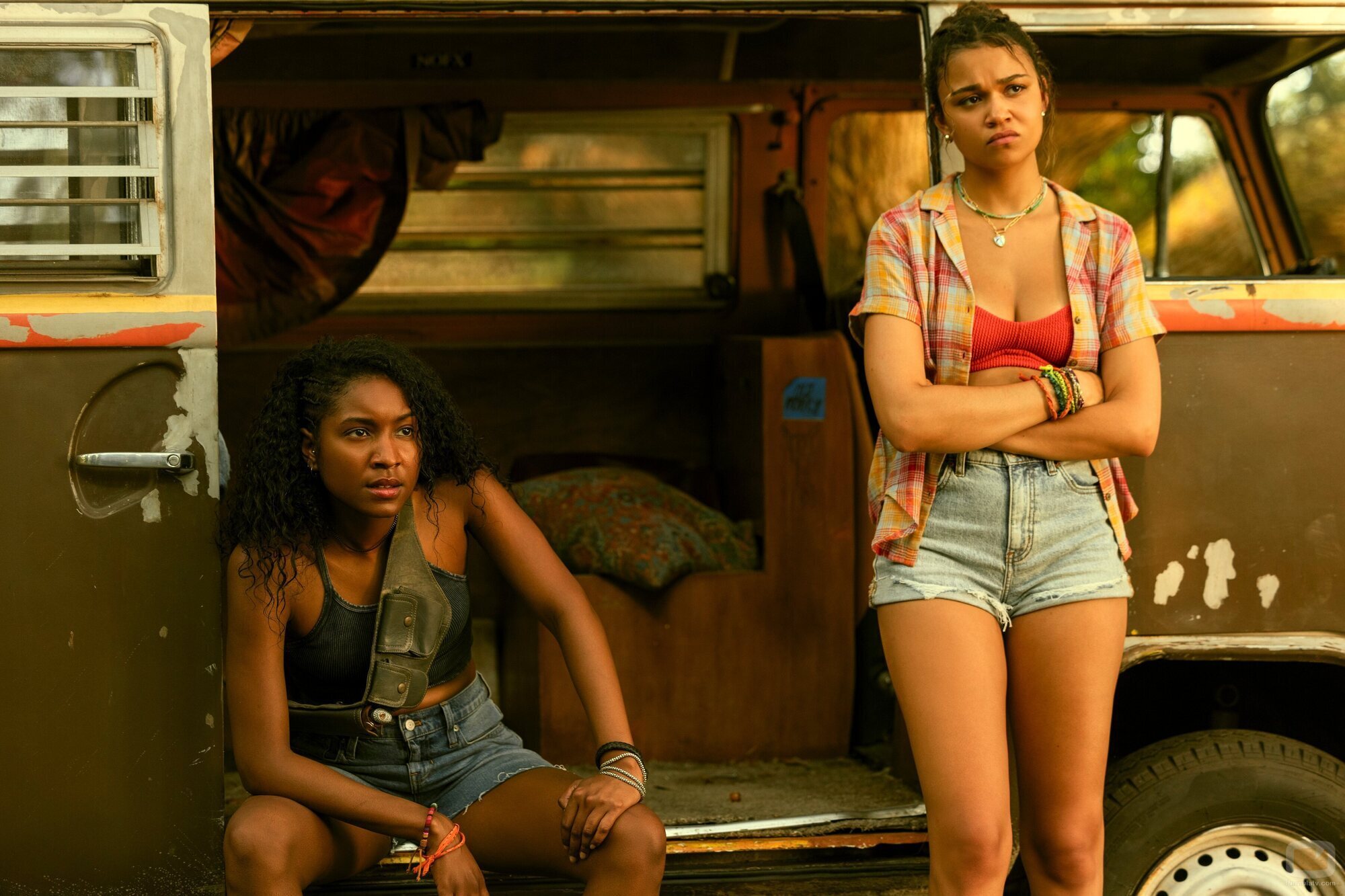Madison Bailey y Carlacia Grant en la temporada 4 y el capítulo 01 de 'Outer Banks'