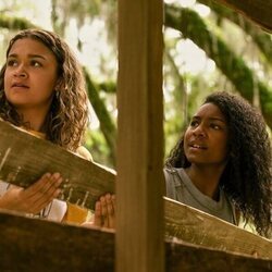 Madison Bailey y Carlacia Grant en 'El Enduro' de 'Outer Banks'