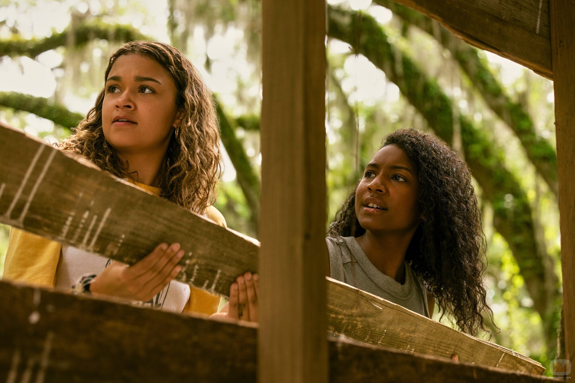 Madison Bailey y Carlacia Grant en 'El Enduro' de 'Outer Banks'