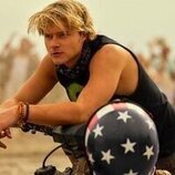 Rudy Pankow en el 4x01 de 'Outer Banks'