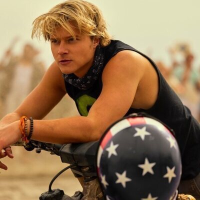 Rudy Pankow en el 4x01 de 'Outer Banks'
