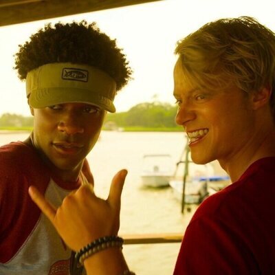Rudy Pankow y J.D. en el 4x01 de 'Outer Banks'