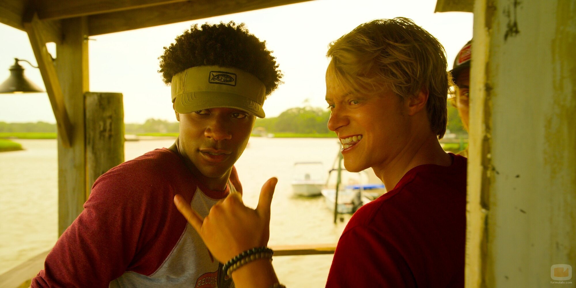 Rudy Pankow y J.D. en el 4x01 de 'Outer Banks'