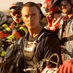 Drew Starkey en el 4x01 de 'Outer Banks'